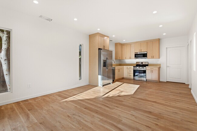 Building Photo - 2-222 E 64th Pl
