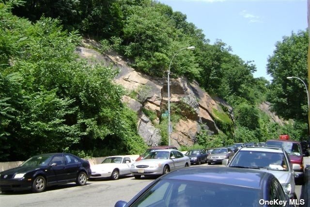 Foto del edificio - 225 Bennett Ave
