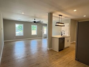 Building Photo - 11 Meadow Dr