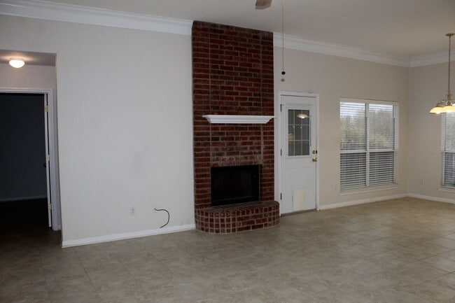 Building Photo - 3 BEDROOM NEAR BELTON HIGH SCHOOL
