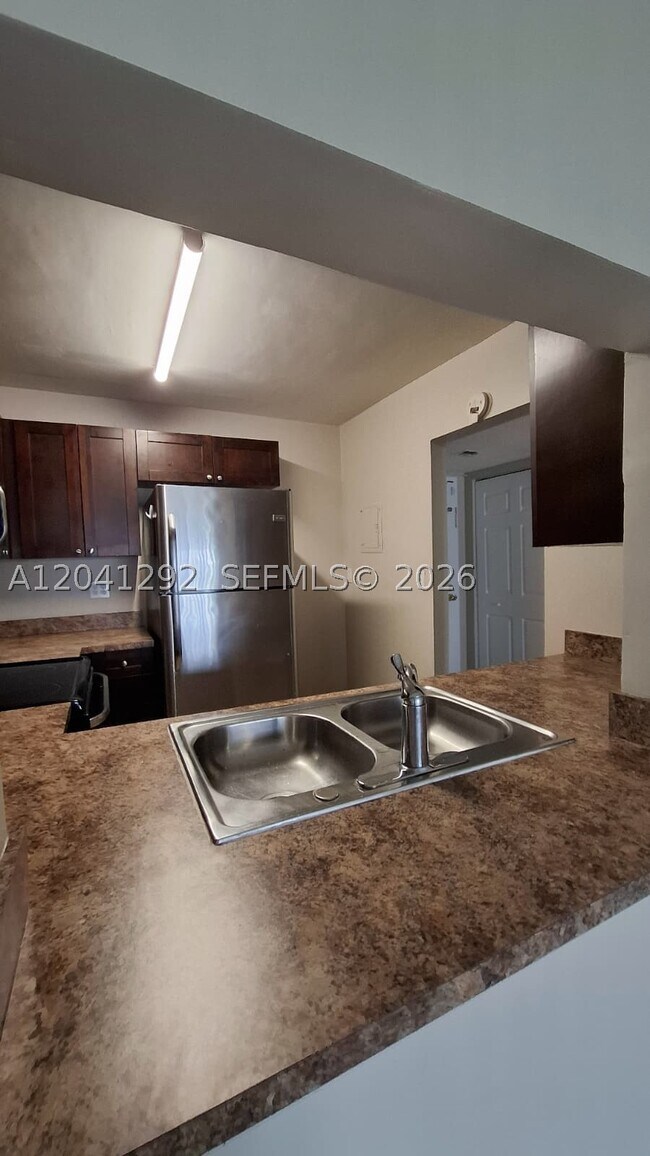 Foto del edificio - 496 NW 165th St