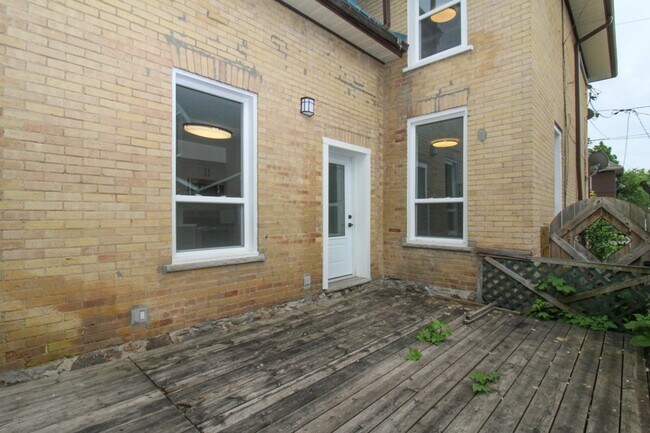 Photo du bâtiment - 1 Bedroom Main Floor Unit – All Utilities Included – $1,649/month