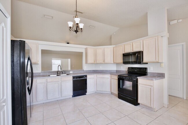 Foto del edificio - Spacious 3/2 with 2-Car Garage Home in Louisa Pointe Community - Clermont!