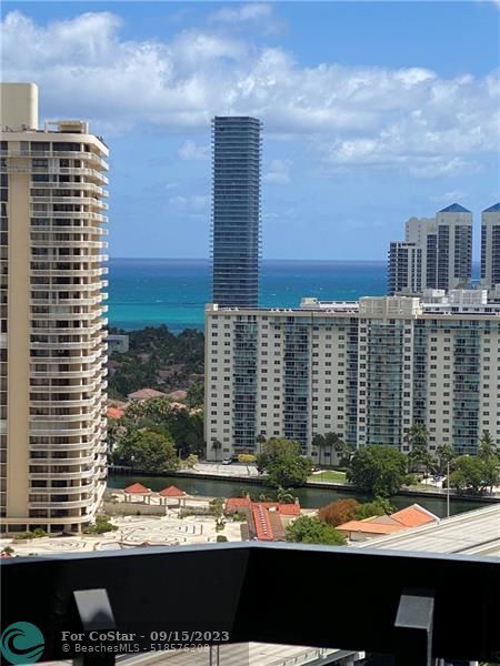 Foto del edificio - 3500 Mystic Pointe Dr