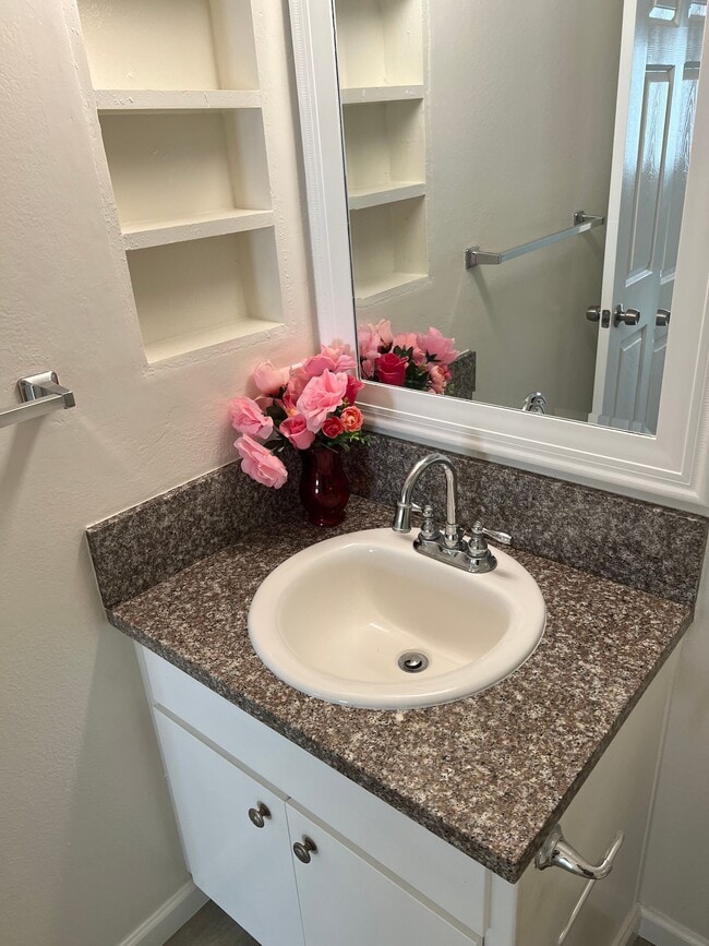 baño 1 - 825 S. Hobart Blvd.