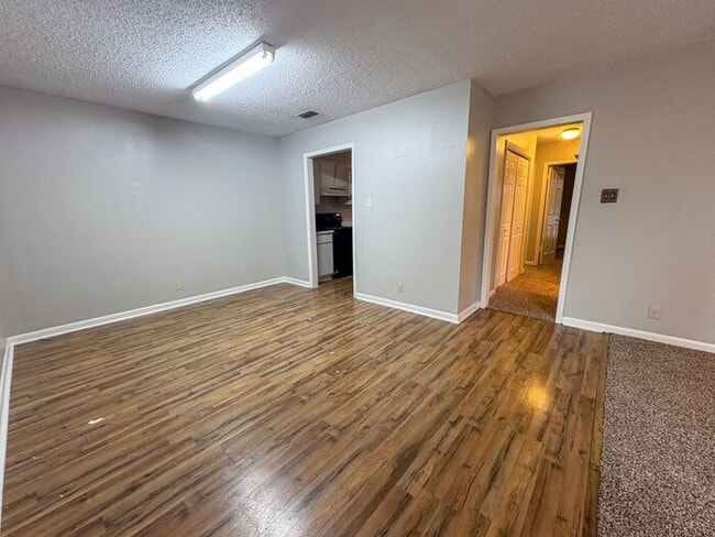 Building Photo - 3 Bedroom 2 Bath *Upstairs* Apartment in S...