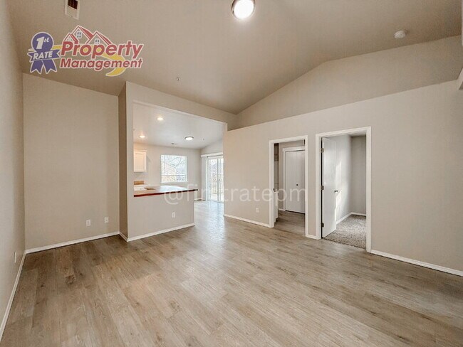 Building Photo - 898 N Bluffwood Ln