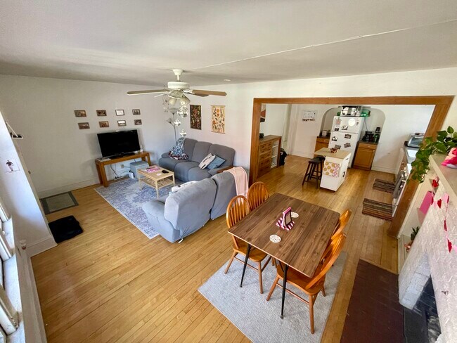 Sala de estar - 3324 N Downer Ave