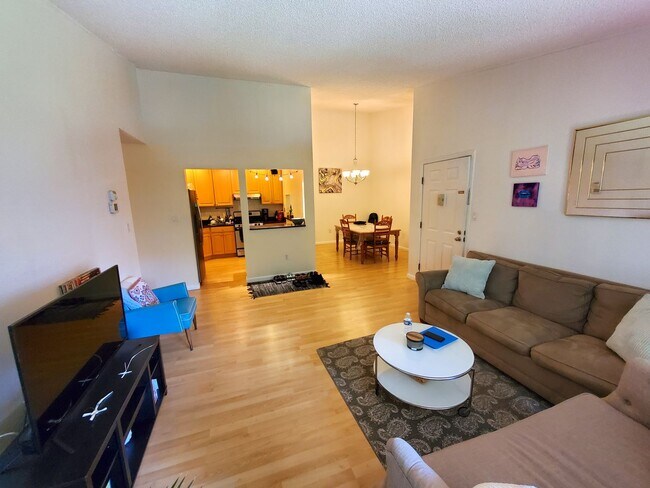 Foto del edificio - Updated 2nd fl, end-unit/"penthouse" condo...