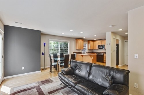 Building Photo - Stone Townhome  - 3 bedrooms