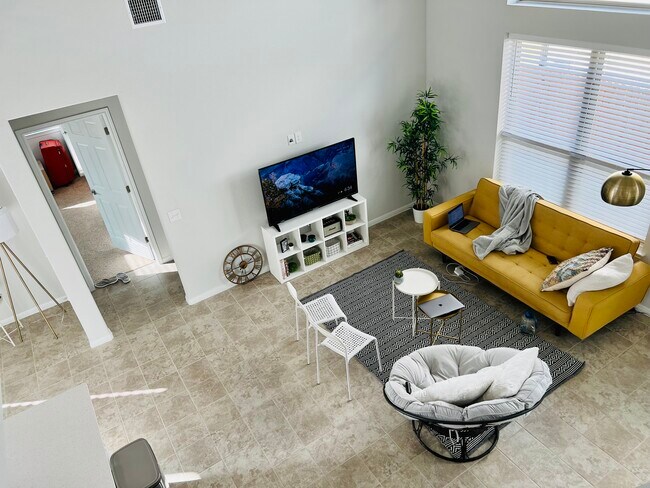 Family Room - with high ceilings - 512 Turkey Creek Cv