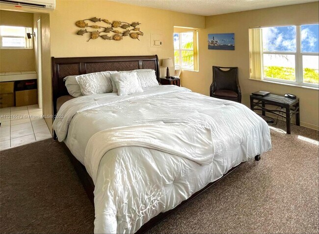 Building Photo - 4520 El Mar Dr