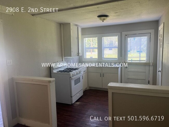 Building Photo - 2908 E 2nd St