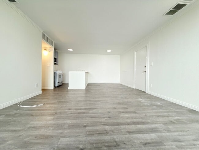 Building Photo - Updated 2Bed/ 2Bath in Canoga Park