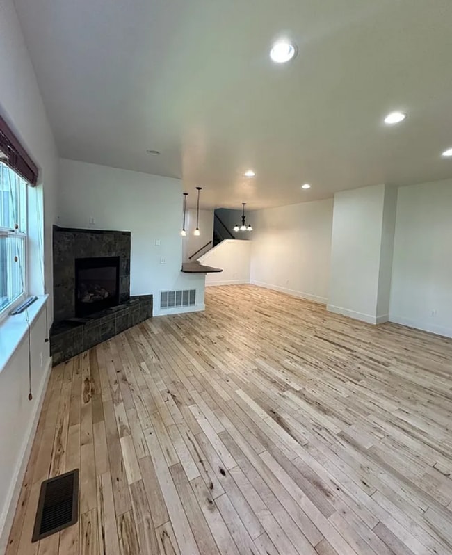 Building Photo - 4 Bedroom Townhome for Rent in Bozeman