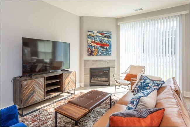 Building Photo - Three Bedroom Townhome