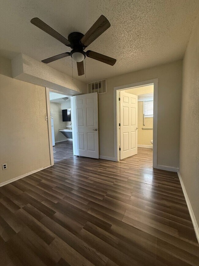 Building Photo - 1601 E Central Texas Expy