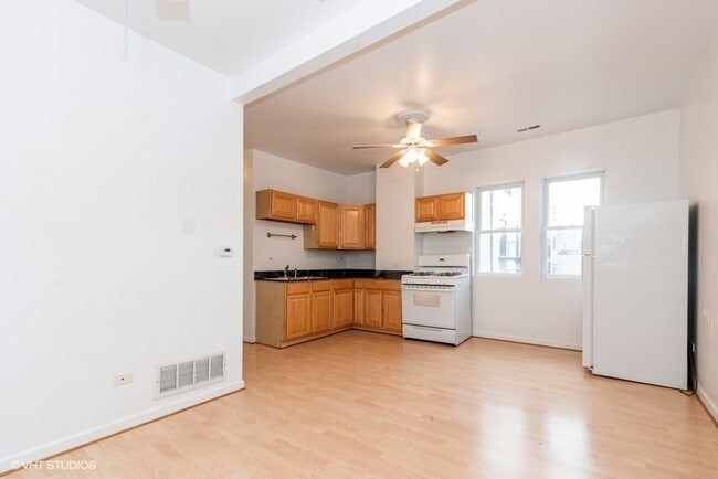 Building Photo - 912 N Ashland Ave