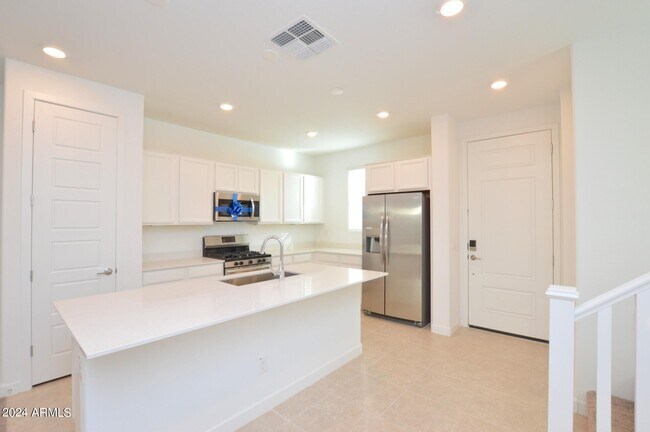 Foto del edificio - 1142 E Newland Dr