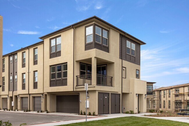 Foto del edificio - Brand-New 3BR Rental Condo in Oceanside | Solar, Pool & Pet-Friendly