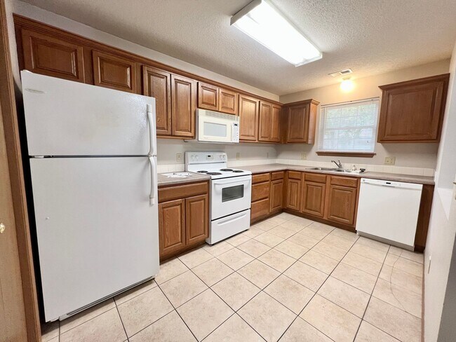 Foto del edificio - Pre-Leasing for 26/27 School Year