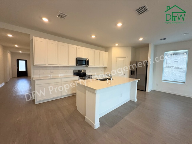 Foto del edificio - Spacious 4-Bedroom Home with Study & Large Backyard in Princeton, TX!