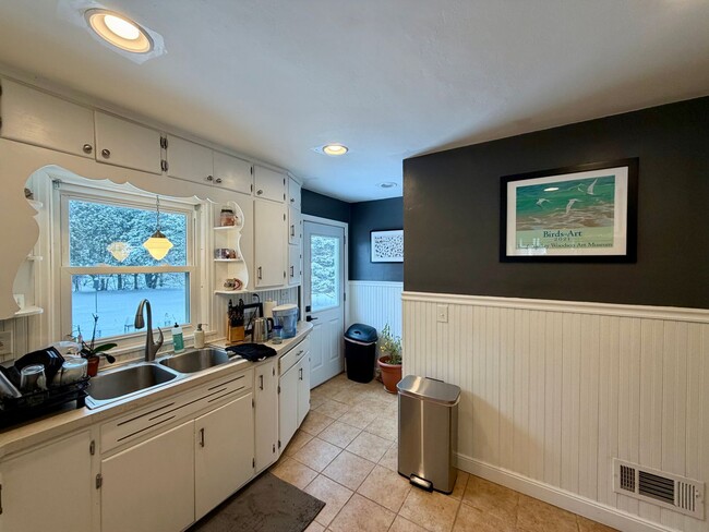 Building Photo - 3 Bed 1.5 Bath Single Family Home in Scholfield