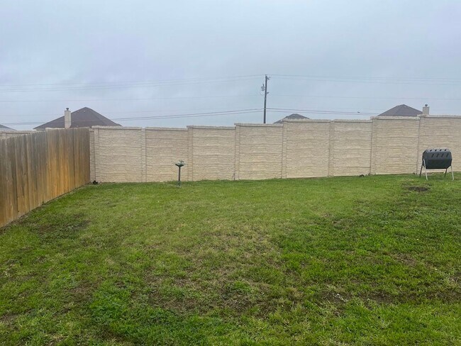 Foto del edificio - 4 bedroom 2 bathroom house! HOUSING ACCEPTED!
