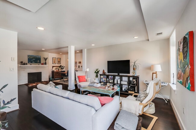 Foto del edificio - 1461 Girard St NW