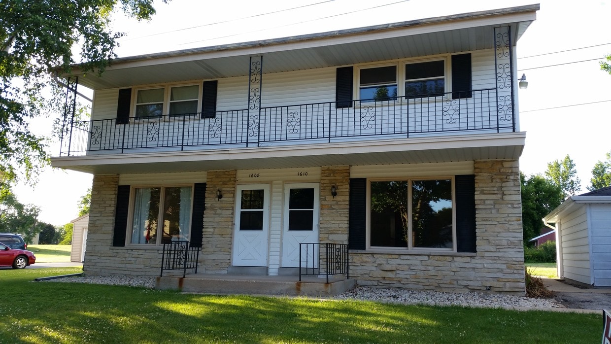 1610 Blackhawk Trail, Waukesha, WI 53186 Townhome Rentals in Waukesha