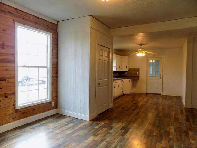 Building Photo - 4 Bedroom 1 bath