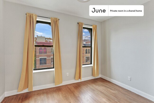 Foto del edificio - Private bedroom in 4 bed/1 bath Home