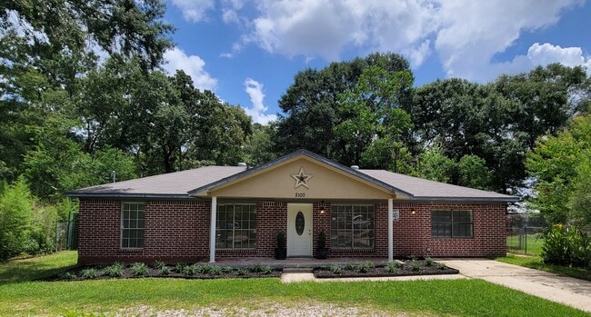 Building Photo - 2100 Hill Top Ct