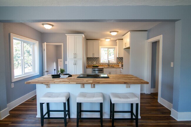 Building Photo - Beautifully Remodeled 3 Bed/1 Bath Bungalo...