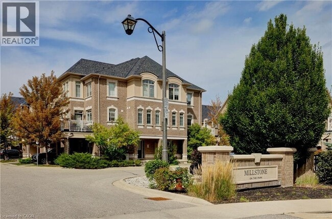 Building Photo - 2435 Greenwich Dr
