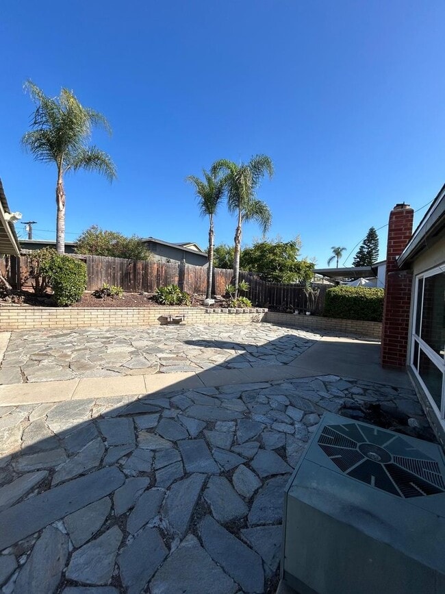 Building Photo - Lovely and spacious 3 bedroom 2 bath home ...