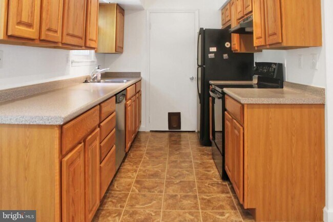 Building Photo - 3032 Churchill Ct