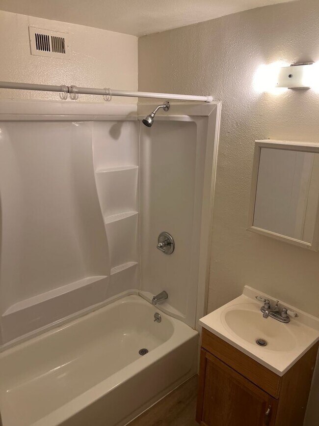 Building Photo - Affordable 1 Bedroom Condo in Central Las ...