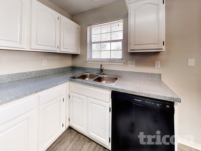 Foto del edificio - 900 Freshwood Ct