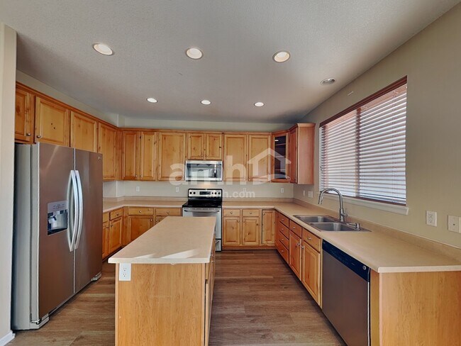 Foto del edificio - 12865 Roslyn St