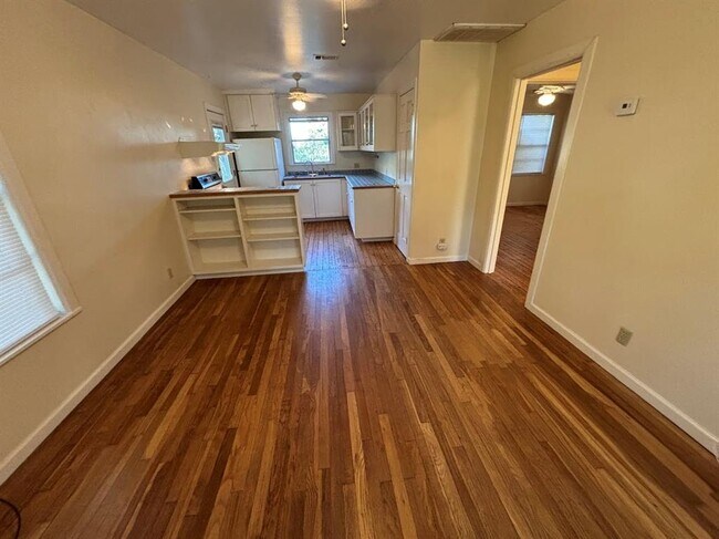 Foto del edificio - 2815 Crest Ave