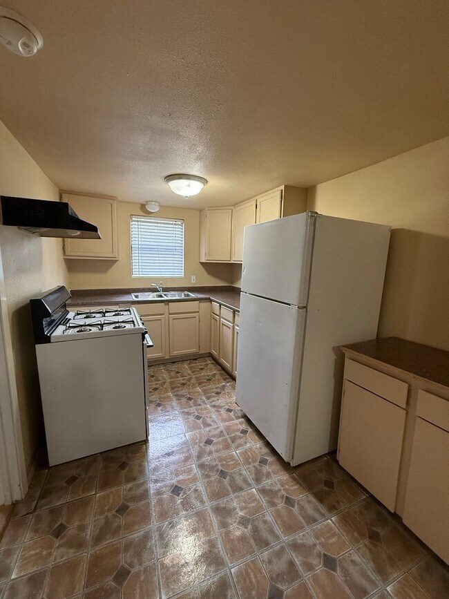 Building Photo - Renovated 2 Bed Home Near Downtown | Modern Updates + Great Location!