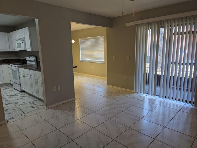 Foto del edificio - 3715 Pinewood Dr NE