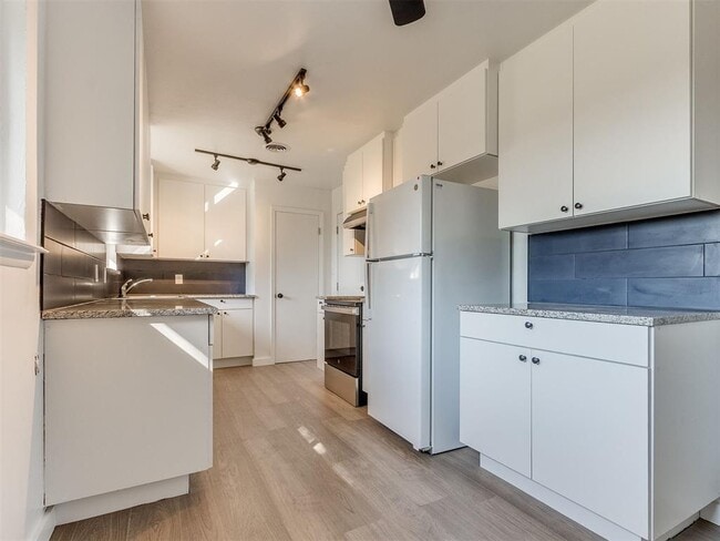 Building Photo - 2016 Melrose Dr