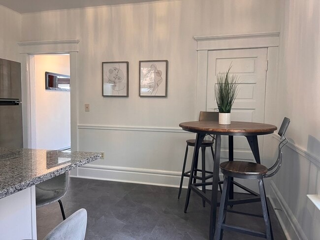 Building Photo - 728 Kerr St