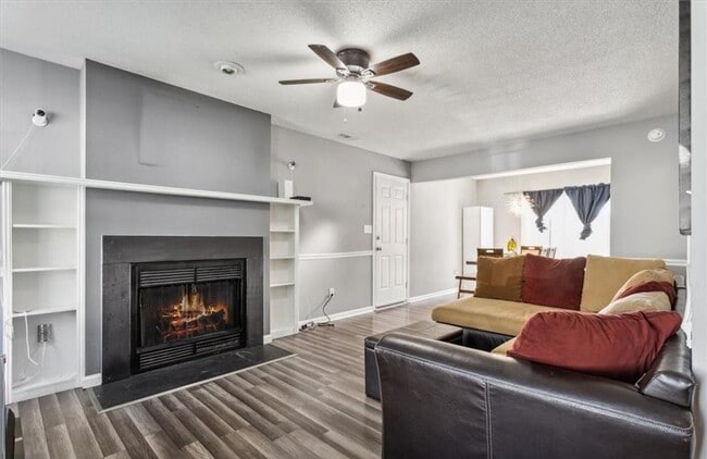 Building Photo - Spacious 4 bedroom, 2.5 bath home in Cobbl...