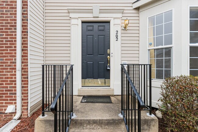 Building Photo - Well-maintained interior row townhouse in the desirable Dogwoods community near Quantico.