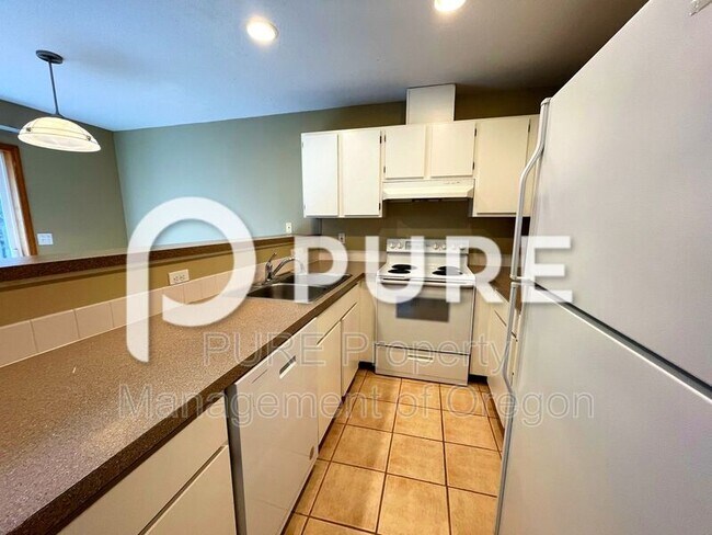 Building Photo - 526 SW 150th Ave
