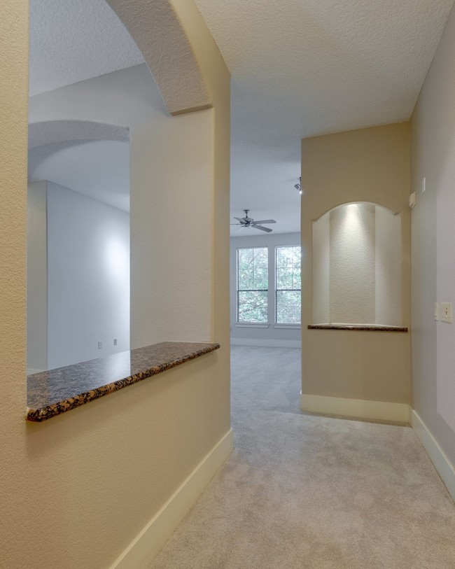 Building Photo - Beautiful 2 bedroom unit in The Enclave