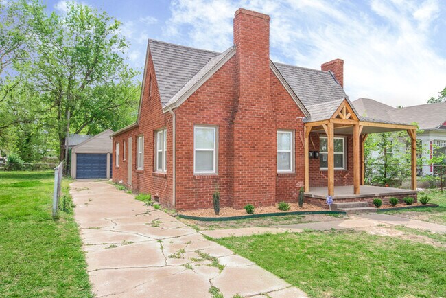 Foto del edificio - Charming Duplex 1/1 Duplex With Storage!